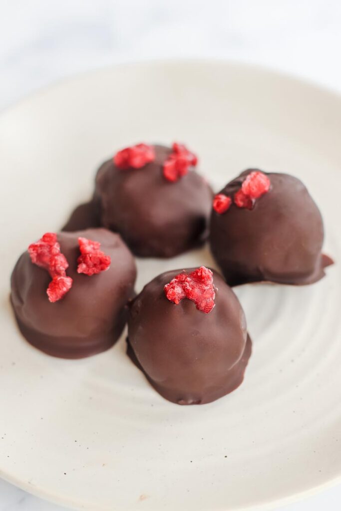 Frozen Raspberry & Coconut Bites with Dark Chocolate - Glow Diaries